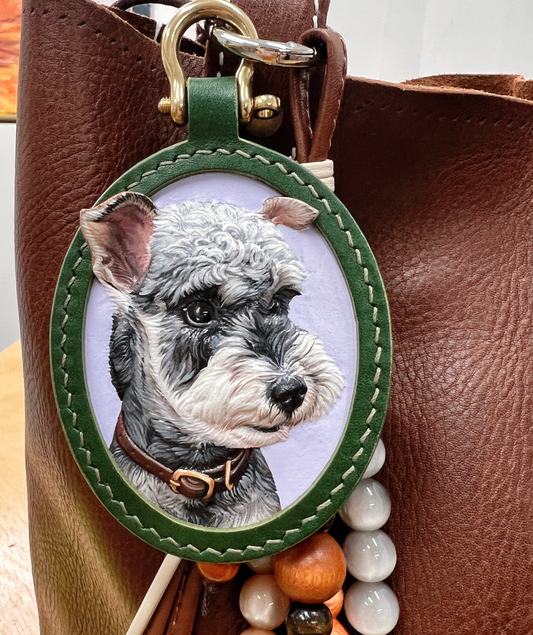 Maßgefertigte Lederschnitzerei für Haustiere